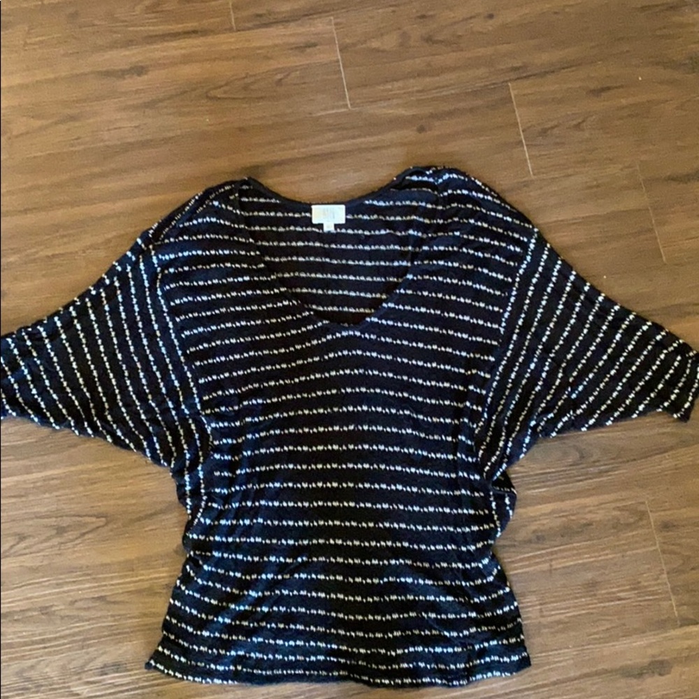 Small 1/4 length light knit v-neck sweater